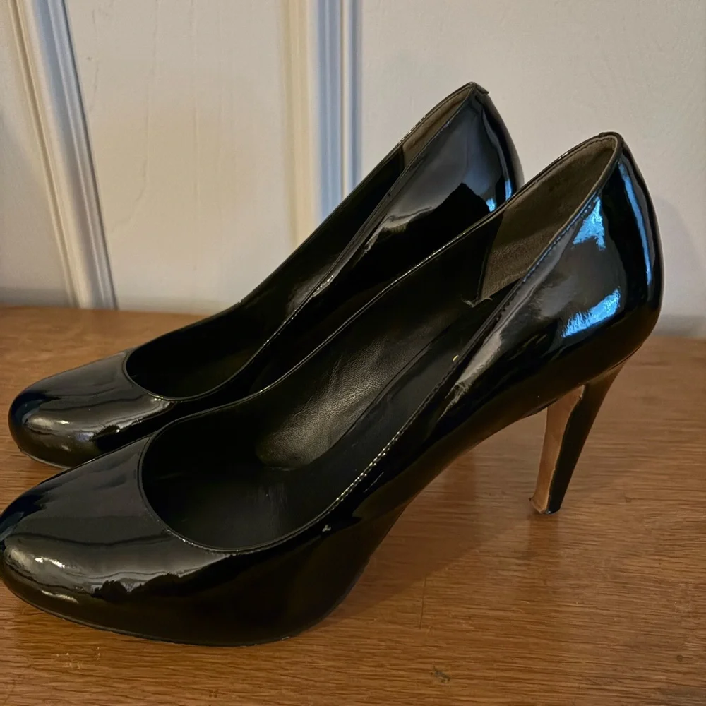 Cole Haan Black Heels Sleek Patent Leather - Picture 3 of 8